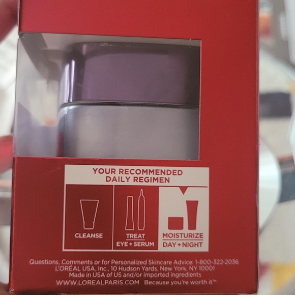 L'Oreal Revitalift Volume Filler Day Cream Moisturizer w/ Hyaluronic Acid 1.7 oz - Picture 2 of 6